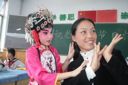 Pupils play Peking Opera as gift for Teachers' Day