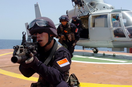 Chinese soldiers hold anti-pirates drill