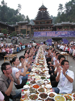 A big diner hosted by Dong people