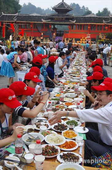 A big diner hosted by Dong people
