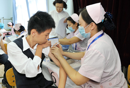 Students world's first to get H1N1 vaccine