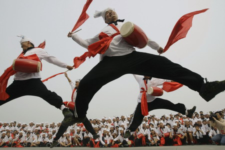 Villagers perform waist-drum dance in Beijing