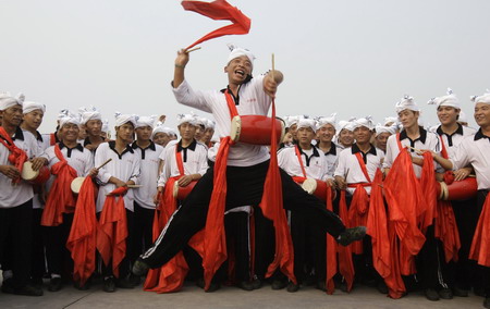 Villagers perform waist-drum dance in Beijing