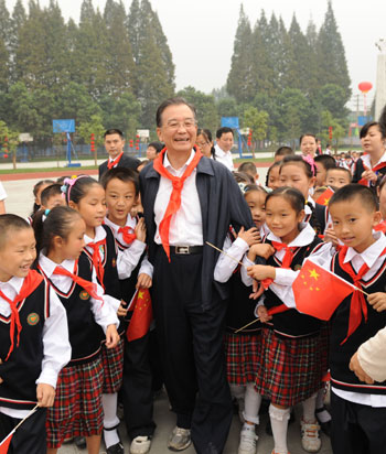 Premier Wen: Rebuild post-quake Sichuan head on