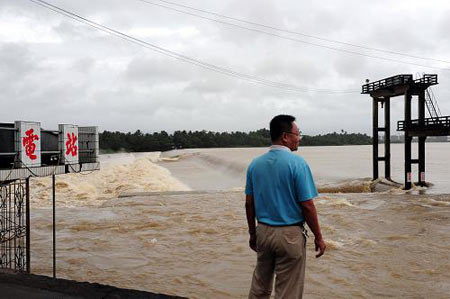 Typhoon Kestana shaves south China province