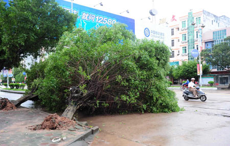 Typhoon Kestana shaves south China province