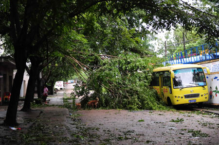 Typhoon Kestana shaves Hainan, heading to Vietnam