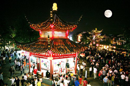 Chinese celebrate Mid-Autumn Festival