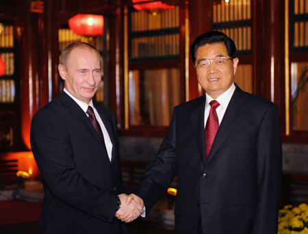 President Hu meets Putin, painting rosy future
