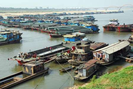 Drought leaves 250 ships stranded in south China