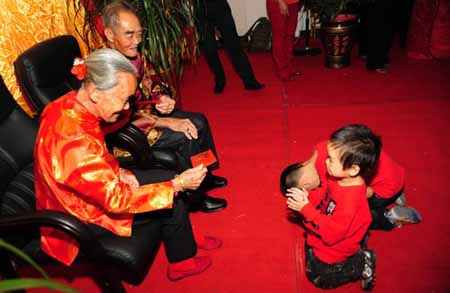 116 family members celebrate couple's platinum anniversary