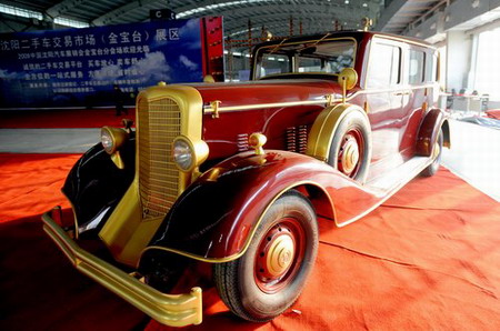 Classic car models draw attention in Shenyang