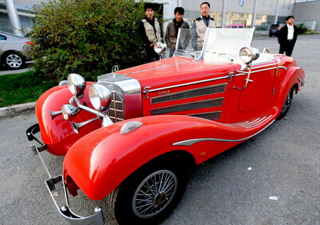 Classic car models draw attention in Shenyang