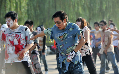 Michael Jackson fans dance to Thriller