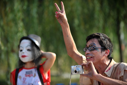 Michael Jackson fans dance to Thriller