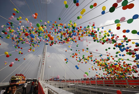 Bridge-tunnel linking China's third largest island opens to traffic