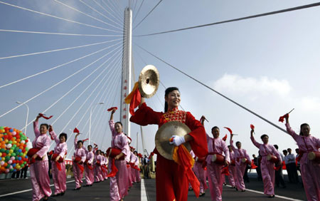 Bridge-tunnel linking China's third largest island opens to traffic