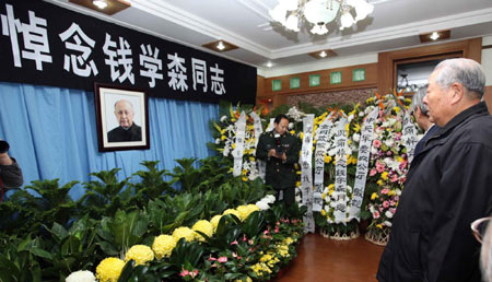 People pay tribute to China's 