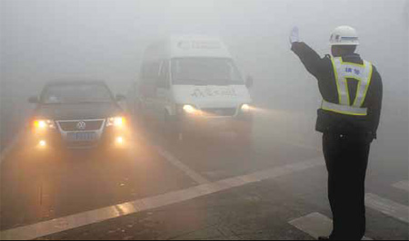 Fog shrouds Chinese provinces, freezing rain hits Beijing
