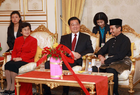 Hu meets with Malaysia's Supreme Head of State
