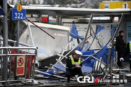 Bus break failure causes one dead, 4 injured