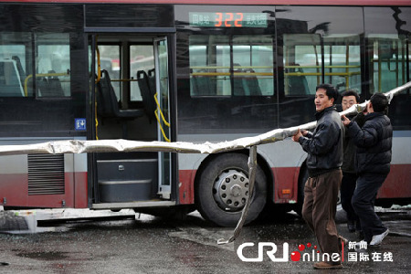 Bus break failure causes one dead, 4 injured