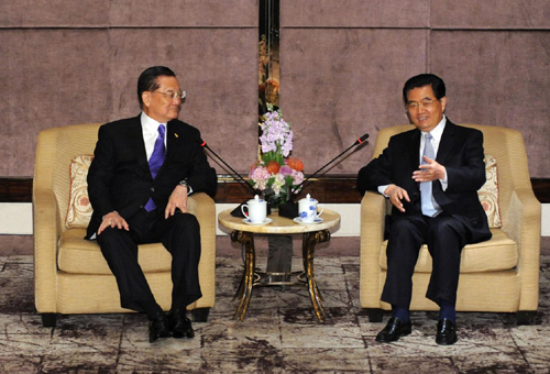 Hu: further develop cross-Straits ties