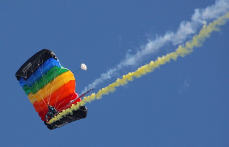 Air force dazzles crowd in founding show