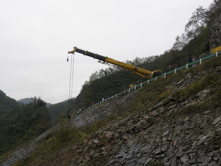 Shuttle bus plunge kills 9 in SW China