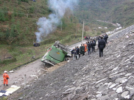 Shuttle bus plunge kills 9 in SW China