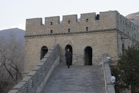 Obama tours Great Wall of China