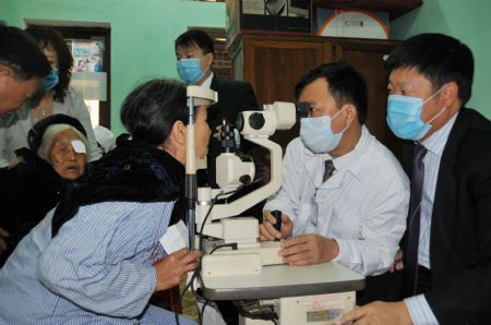 Chinese doctors provide free eye surgery in Vietnam
