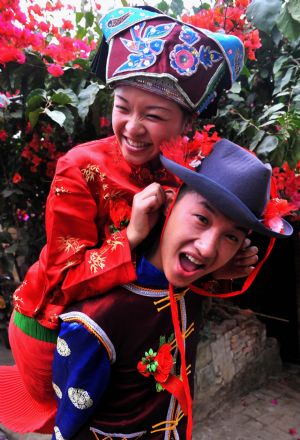 Zhuang people present traditional wedding to attract tourists