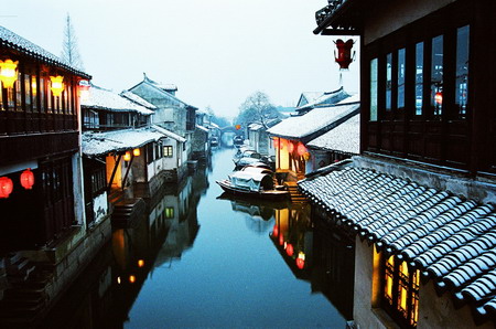 Zhouzhuang shines at tourism festival