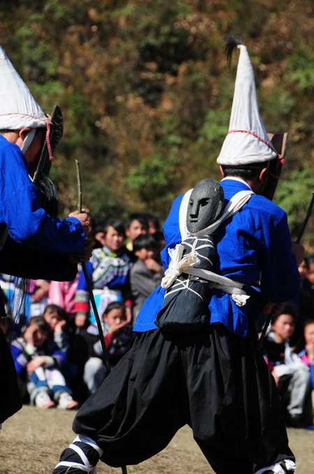 Folk artists perform ancient Yi drama in Guizhou