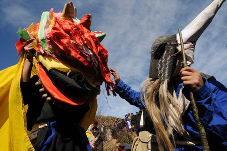 Folk artists perform ancient Yi drama in Guizhou