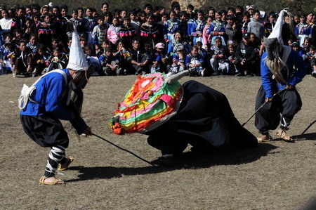 Folk artists perform ancient Yi drama in Guizhou