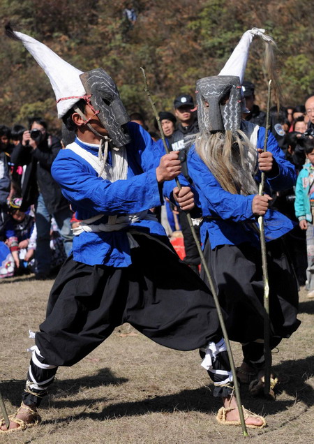Folk artists perform ancient Yi drama in Guizhou