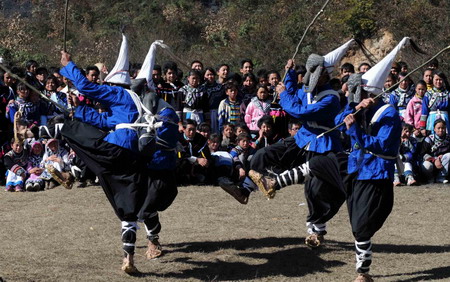 Folk artists perform ancient Yi drama in Guizhou