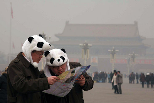 Heavy fog shrouds N China, disrupting traffic