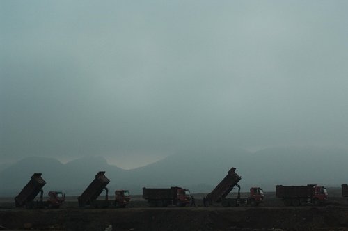 Heavy fog shrouds N China, disrupting traffic