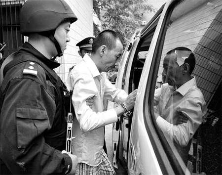 Ex-officer on trial as mafia-style group boss
