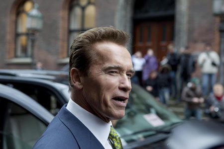 Schwarzenegger muscles in on climate deal