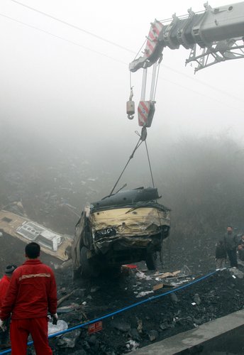 Bus crash kills seven, injures 19 in central China