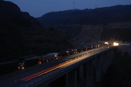10,000 stranded as traffic jams on highway