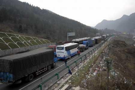 10,000 stranded as traffic jams on highway