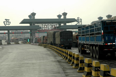 10,000 stranded as traffic jams on highway
