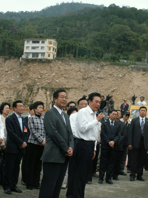 Mainland envoy tours typhoon-hit Taiwan village