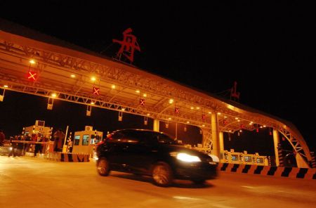 China's longest sea-crossing bridge in trial run