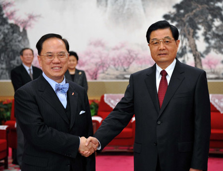 President meets HK SAR chief executive